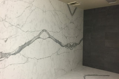 Ispirazione per un'ampia stanza da bagno padronale moderna con piastrelle bianche, piastrelle in gres porcellanato e pavimento in gres porcellanato