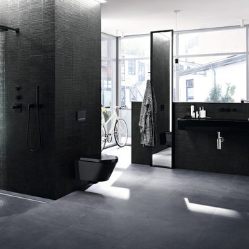 Large Master Bath with Black Features