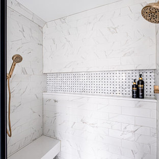 Modelo de cuarto de baño principal, hornacina, doble y a medida, minimalista, de tamaño medio, con armarios con paneles lisos, puertas de armario negras, ducha empotrada, sanitario de dos piezas, baldosas y/o azulejos blancos, suelo de mármol, lavabo bajoencimera, encimera de cuarzo compacto, suelo blanco, ducha con puerta con bisagras y encimeras blancas