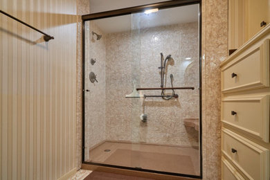 Foto de cuarto de baño principal minimalista grande con baldosas y/o azulejos beige