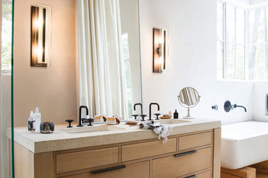 Imagen de cuarto de baño tradicional renovado pequeño con puertas de armario de madera clara, bañera exenta, paredes amarillas, suelo de madera en tonos medios y encimeras beige