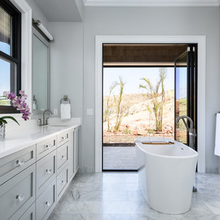 Foto di una grande stanza da bagno padronale tradizionale con ante in stile shaker, ante grigie, vasca freestanding, WC monopezzo, pareti grigie, pavimento in marmo, lavabo sottopiano e top in quarzo composito