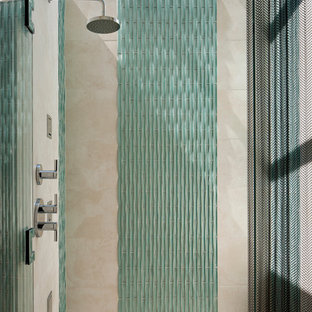 Esempio di una stanza da bagno moderna con piastrelle blu, piastrelle di vetro e pavimento con piastrelle di ciottoli