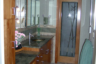 他の地域にあるモダンスタイルのおしゃれな浴室の写真