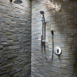 Mittelgroßes Uriges Badezimmer En Suite mit flächenbündigen Schrankfronten, hellen Holzschränken, freistehender Badewanne, offener Dusche, Toilette mit Aufsatzspülkasten, blauen Fliesen, Terrakottafliesen, weißer Wandfarbe, Schieferboden, Unterbauwaschbecken, Marmor-Waschbecken/Waschtisch, schwarzem Boden, Falttür-Duschabtrennung, weißer Waschtischplatte, Doppelwaschbecken, schwebendem Waschtisch, Holzdecke und Holzwänden in Chicago