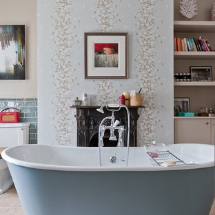 Mittelgroßes Shabby-Style Badezimmer En Suite mit freistehender Badewanne, Toilette mit Aufsatzspülkasten, blauen Fliesen, Keramikfliesen, brauner Wandfarbe, Keramikboden und braunem Boden in London