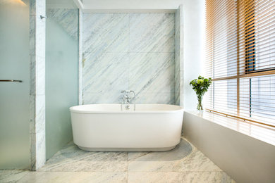 シンガポールにある巨大なトラディショナルスタイルのおしゃれな浴室 (淡色木目調キャビネット、置き型浴槽、アルコーブ型シャワー、青いタイル、石スラブタイル、青い壁、大理石の床、オーバーカウンターシンク、大理石の洗面台) の写真