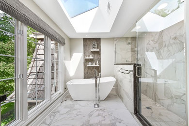 シカゴにあるコンテンポラリースタイルのおしゃれなお風呂の窓 (置き型浴槽、グレーのタイル、白いタイル、開き戸のシャワー) の写真