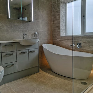 75+ Badezimmer mit Laminat-Waschtisch und offener Dusche Ideen & Bilder