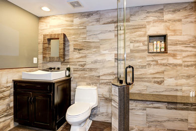 Idee per una grande stanza da bagno con doccia moderna con ante in legno bruno, WC monopezzo, piastrelle multicolore, pareti verdi e top in quarzite