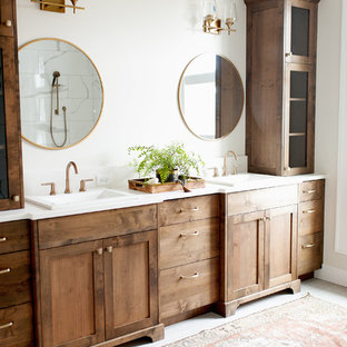 Idee per una stanza da bagno country di medie dimensioni con ante in stile shaker, ante in legno scuro, vasca freestanding, doccia ad angolo, piastrelle di cemento, pareti grigie, pavimento con piastrelle in ceramica, lavabo da incasso, top in quarzo composito e pavimento grigio