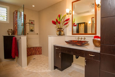 ハワイにある広いコンテンポラリースタイルのおしゃれなバスルーム (浴槽なし) (フラットパネル扉のキャビネット、濃色木目調キャビネット、バリアフリー、オレンジのタイル、赤いタイル、モザイクタイル、ベージュの壁、セラミックタイルの床、ベッセル式洗面器、大理石の洗面台、ベージュの床、オープンシャワー) の写真