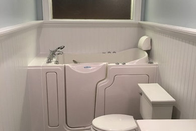 Foto de cuarto de baño tradicional de tamaño medio con bañera empotrada, sanitario de dos piezas, paredes azules, suelo con mosaicos de baldosas, aseo y ducha y suelo multicolor