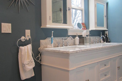オースティンにある低価格の小さなトラディショナルスタイルのおしゃれなマスターバスルーム (家具調キャビネット、白いキャビネット、大理石の洗面台、アルコーブ型シャワー、グレーのタイル、セラミックタイル) の写真