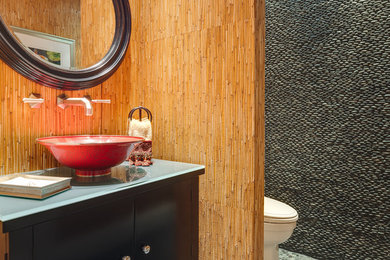 Modelo de cuarto de baño de estilo zen con lavabo sobreencimera, suelo de baldosas tipo guijarro, suelo de baldosas tipo guijarro y piedra
