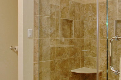 Imagen de cuarto de baño principal actual de tamaño medio con ducha empotrada y suelo de baldosas de cerámica