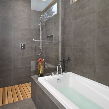 LG House - Ensuite Shower and Bath
