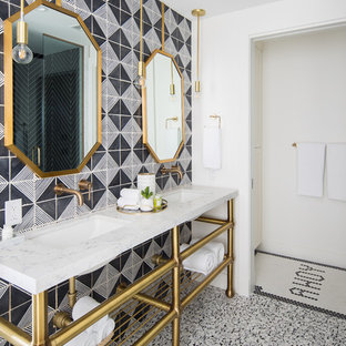 Mittelgroßes Maritimes Badezimmer En Suite mit schwarz-weißen Fliesen, weißer Wandfarbe, Unterbauwaschbecken, weißem Boden, weißer Waschtischplatte, offenen Schränken, Löwenfuß-Badewanne, Eckdusche, Toilette mit Aufsatzspülkasten, Terrakottafliesen, Mosaik-Bodenfliesen, Quarzwerkstein-Waschtisch und Falttür-Duschabtrennung in Orange County