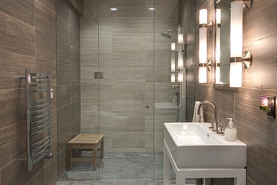 Idee per una stanza da bagno design con lavabo integrato, ante bianche, doccia alcova e piastrelle marroni
