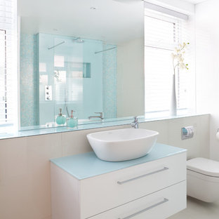 Foton och badrumsinspiration för badrum, med vit kakel och bänkskiva i glas  - April 2021 | Houzz SE