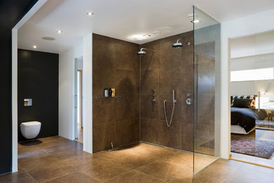Diseño de cuarto de baño contemporáneo de tamaño medio con sanitario de pared, paredes blancas y aseo y ducha