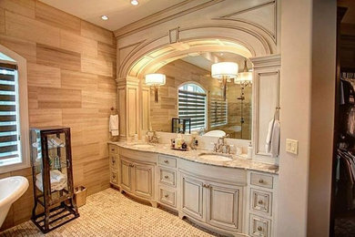Cette image montre une grande douche en alcôve principale traditionnelle avec un lavabo posé, un placard à porte affleurante, une baignoire indépendante, WC séparés, un carrelage multicolore et un mur beige.