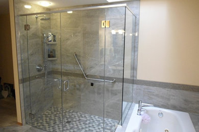 Idéer för ett mellanstort klassiskt en-suite badrum, med ett platsbyggt badkar, en hörndusch, grå kakel, stickkakel, beige väggar, klinkergolv i keramik, grått golv och dusch med gångjärnsdörr