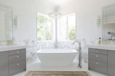 サクラメントにある広いトランジショナルスタイルのおしゃれなマスターバスルーム (グレーのキャビネット、白い洗面カウンター、洗面台2つ) の写真