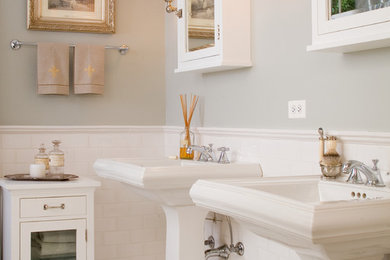 Diseño de cuarto de baño clásico con lavabo con pedestal, puertas de armario blancas y baldosas y/o azulejos blancos