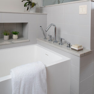 Foto på ett mellanstort funkis grå en-suite badrum, med ett badkar i en alkov, en dusch i en alkov, grå kakel, keramikplattor, grå väggar, klinkergolv i porslin, bänkskiva i kvartsit, grått golv och dusch med gångjärnsdörr