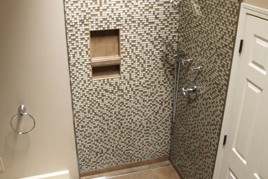 Example of a trendy bathroom design in Detroit