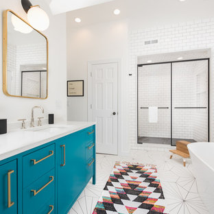 Esempio di una grande stanza da bagno padronale design con ante lisce, vasca freestanding, piastrelle bianche, piastrelle diamantate, lavabo sottopiano, top in quarzo composito, porta doccia a battente, ante turchesi, doccia alcova, pareti bianche, pavimento con piastrelle a mosaico, pavimento bianco e top bianco
