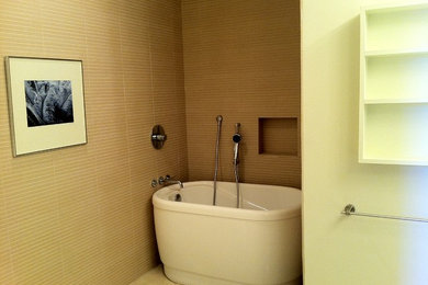 ワシントンD.C.にあるお手頃価格の小さなコンテンポラリースタイルのおしゃれなマスターバスルーム (置き型浴槽、ベージュのタイル、ベージュの壁) の写真