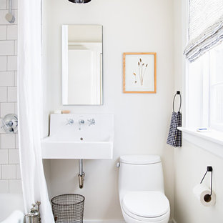 Ispirazione per una piccola stanza da bagno stile marinaro con vasca ad alcova, vasca/doccia, WC monopezzo, piastrelle bianche, pareti bianche, lavabo sospeso, pavimento bianco e doccia con tenda