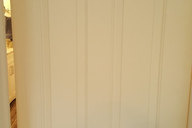 Bild på ett stort amerikanskt en-suite badrum, med skåp i shakerstil, vita skåp, ett fristående badkar, en hörndusch, en toalettstol med separat cisternkåpa, brun kakel, stenkakel, gröna väggar, klinkergolv i porslin, ett undermonterad handfat och granitbänkskiva