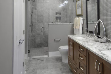 Inspiration för klassiska badrum, med granitbänkskiva, grå kakel och grå väggar