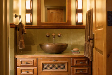 Inspiration pour une petite salle d'eau traditionnelle en bois brun avec un plan de toilette en carrelage, une vasque, un mur beige, un sol en ardoise, un sol beige et un placard avec porte à panneau encastré.