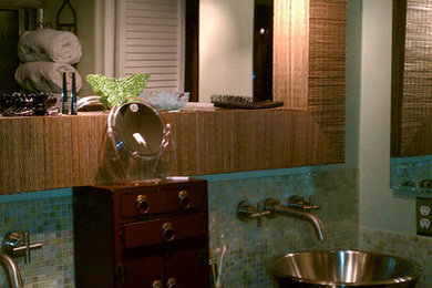 Modelo de cuarto de baño principal bohemio pequeño con lavabo sobreencimera, armarios con paneles empotrados, puertas de armario negras, encimera de granito, baldosas y/o azulejos negros y paredes verdes