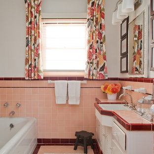 Immagine di una stanza da bagno padronale tradizionale di medie dimensioni con top piastrellato, top rosa, vasca da incasso, vasca/doccia e lavabo sottopiano