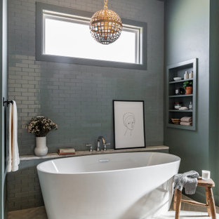 Bild på ett stort vintage en-suite badrum, med ett fristående badkar, grå kakel, keramikplattor, grå väggar, tegelgolv och beiget golv