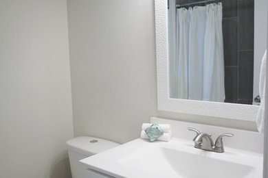 Пример оригинального дизайна: маленькая ванная комната в стиле неоклассика (современная классика) с фасадами в стиле шейкер, белыми фасадами и керамогранитной плиткой для на участке и в саду