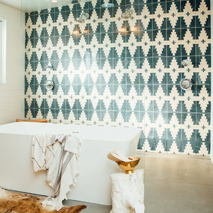 Inspiration för ett mycket stort 50 tals en-suite badrum, med ett fristående badkar, en öppen dusch, flerfärgad kakel, flerfärgade väggar, betonggolv, träbänkskiva, grått golv och med dusch som är öppen