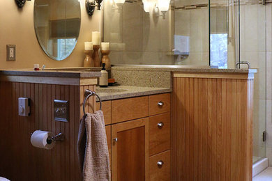 ブリッジポートにある中くらいなラスティックスタイルのおしゃれなマスターバスルーム (フラットパネル扉のキャビネット、淡色木目調キャビネット、コーナー設置型シャワー、一体型トイレ	、ベージュの壁) の写真
