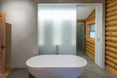 シアトルにある高級なコンテンポラリースタイルのおしゃれなマスターバスルーム (置き型浴槽、バリアフリー、一体型トイレ	、磁器タイル、磁器タイルの床、アンダーカウンター洗面器、珪岩の洗面台) の写真