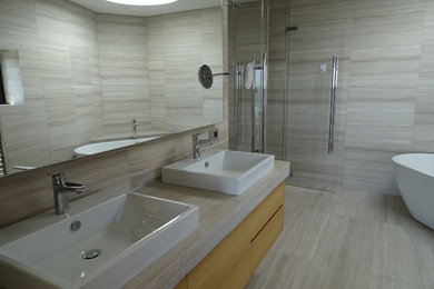 Idéer för att renovera ett mellanstort funkis grå grått en-suite badrum, med grå kakel, kakelplattor, grå väggar, kalkstensgolv, bänkskiva i kalksten och grått golv