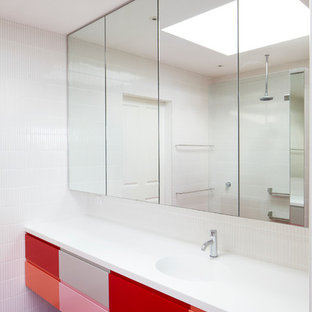 Mittelgroßes Modernes Badezimmer En Suite mit integriertem Waschbecken, flächenbündigen Schrankfronten, roten Schränken, Mineralwerkstoff-Waschtisch, weißen Fliesen, Mosaik-Bodenfliesen und rotem Boden in Sydney