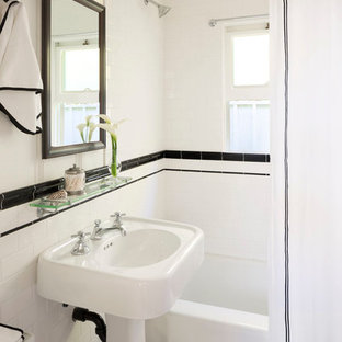 Foto di una piccola stanza da bagno vittoriana con lavabo a colonna, vasca ad alcova, vasca/doccia, piastrelle bianche e pareti bianche