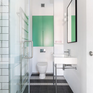 Idee per una stanza da bagno scandinava con lavabo a consolle, piastrelle in ceramica, pareti bianche, pavimento con piastrelle a mosaico, WC monopezzo e pavimento multicolore