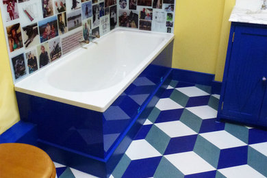 Idee per una stanza da bagno boho chic di medie dimensioni con pavimento in sughero e pavimento blu