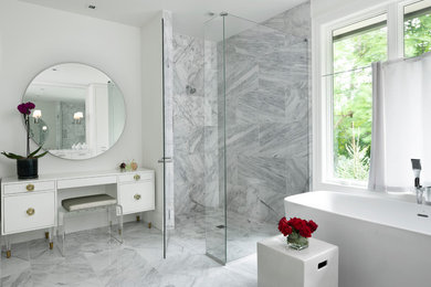 Пример оригинального дизайна: главная ванная комната в стиле неоклассика (современная классика) с белыми фасадами, отдельно стоящей ванной, душем без бортиков, мраморной плиткой, белыми стенами, мраморным полом, душем с распашными дверями, окном и плоскими фасадами
